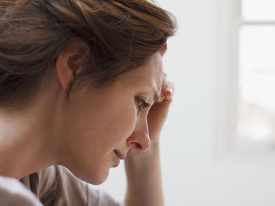 沮丧的女人双手抱着头