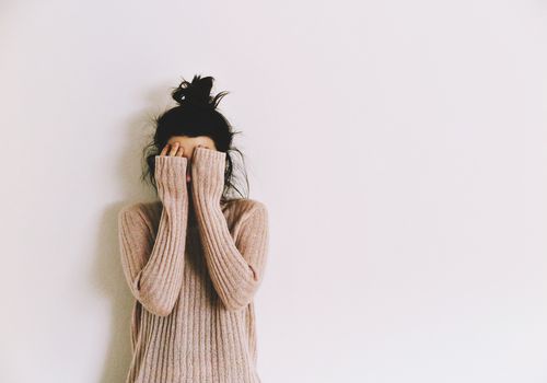 女人靠墙