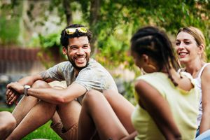 一起坐在阳光下的小组朋友