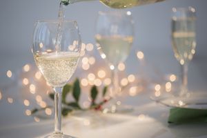 往杯子里倒白葡萄酒