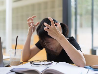 女人在工作时沮丧。