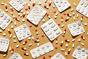 散落在桌子上的处方药和空药包