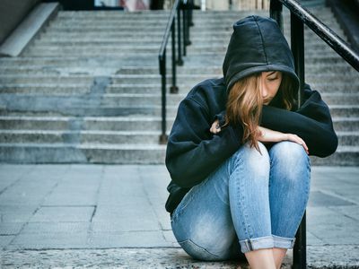 少年独自坐在台阶上