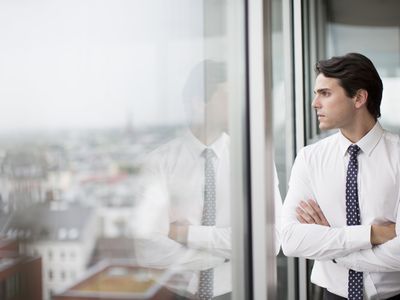 商人望着办公室窗外
