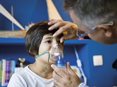 男孩接受氧气处理