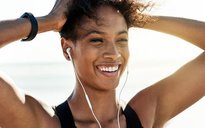 女子运动时灿烂的笑容。