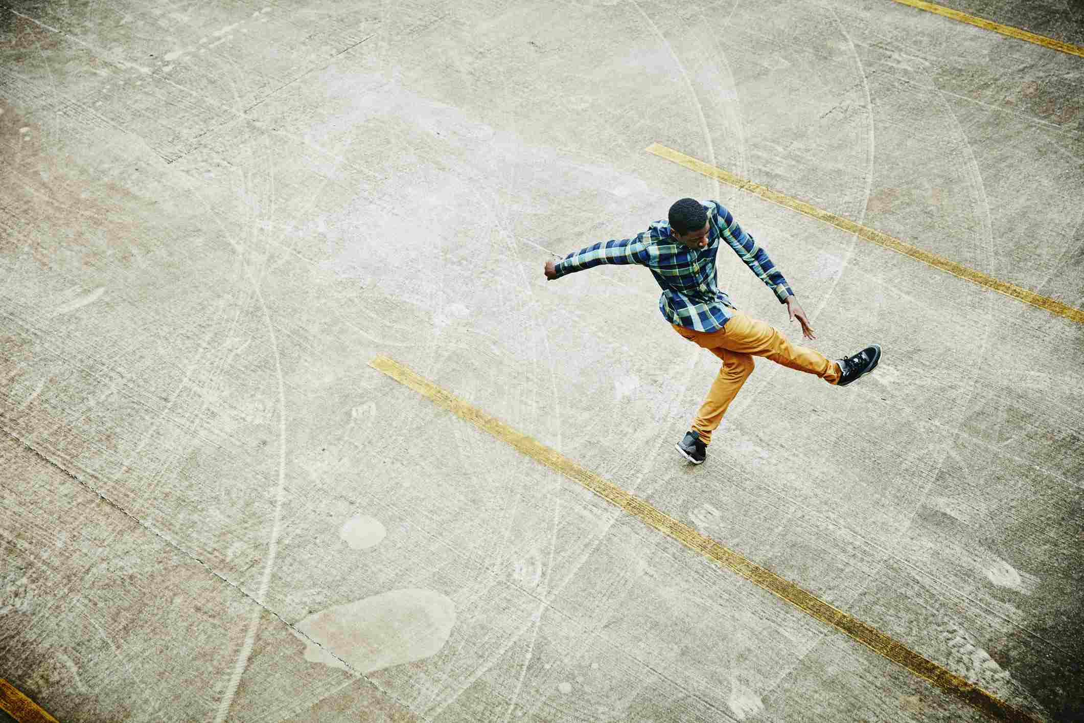 跳舞在空的停车场的人顶上的看法