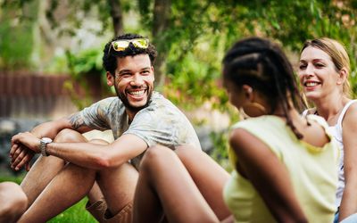 一起坐在阳光下的小组朋友