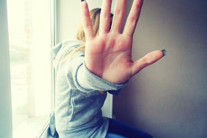 女子坐在窗口中进行停止姿势