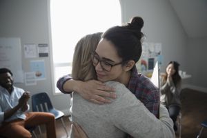 拥抱在社区中心支持小组支持的妇女