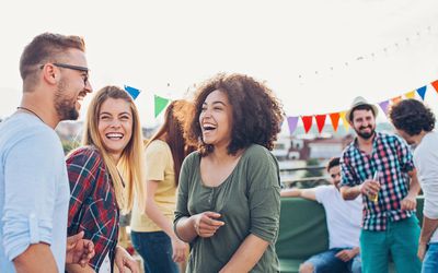 一群年轻人在屋顶派对上谈笑风生。