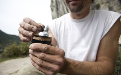男子从罐头中拉嚼烟草