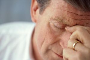 一个男人捏着鼻梁的特写