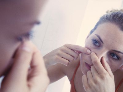 挤压疙瘩的女人