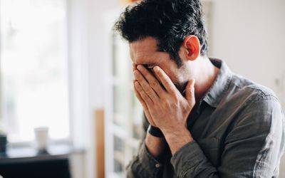 一个中年男人伸出手在他的面前,显然不安