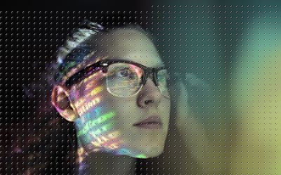 有图象的妇女反映在玻璃