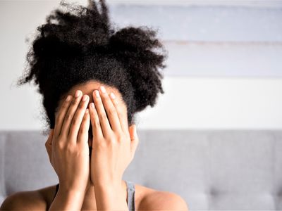 脸红的女人覆盖脸