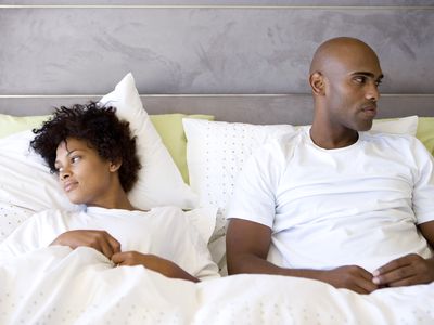 恋人在床上彼此面对