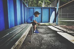 整个男孩坐在长凳上