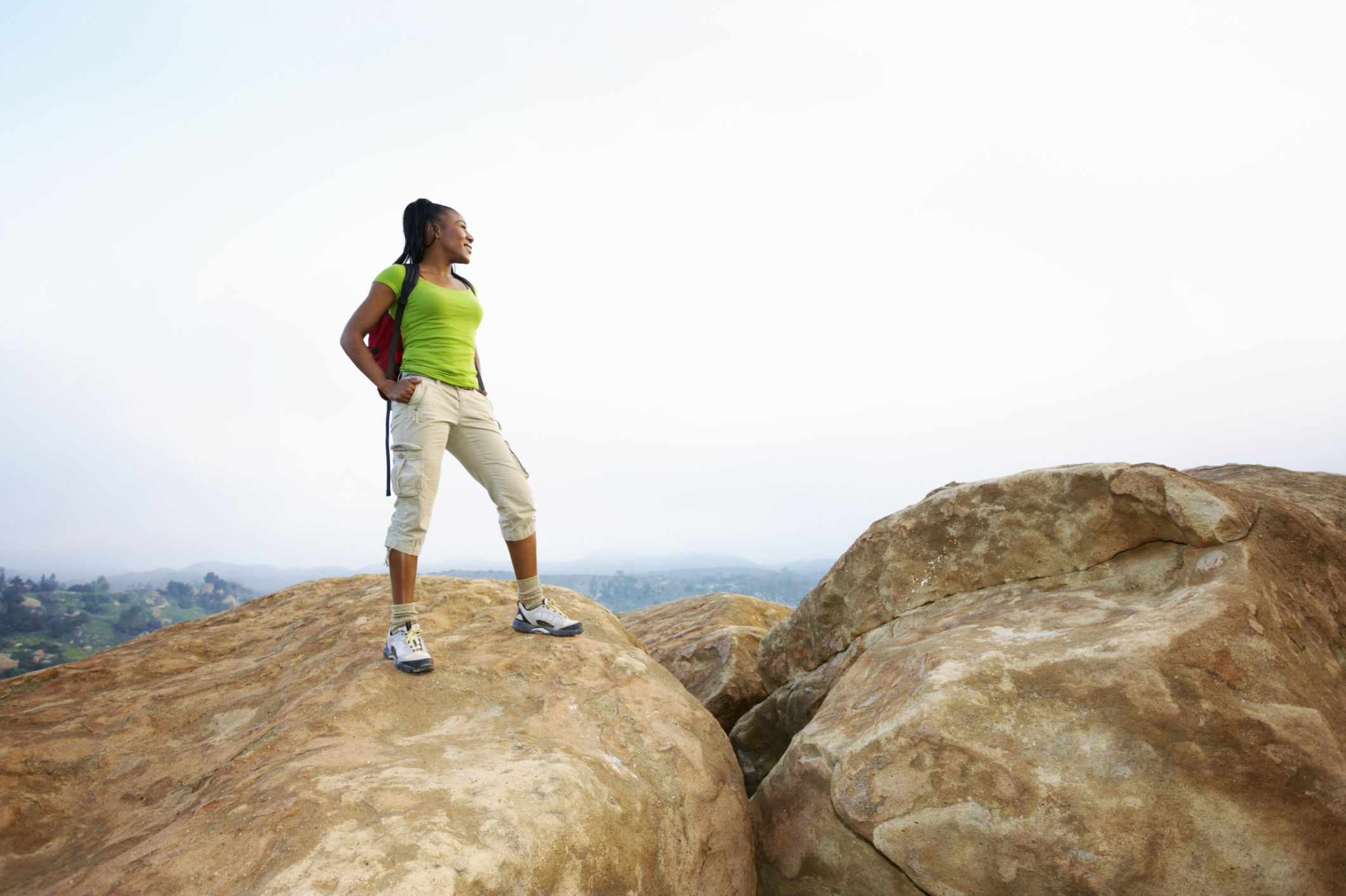 站立在岩石的远足者