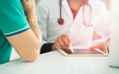 医生向病人解释检查结果。