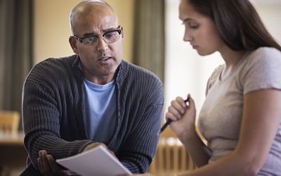 商务人士在办公室谈话