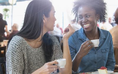 两个女朋友在咖啡馆聊天喝咖啡