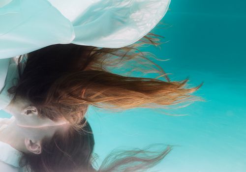 水下的女人与镜像透视