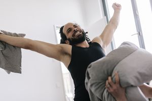 丈夫赢得枕头大战