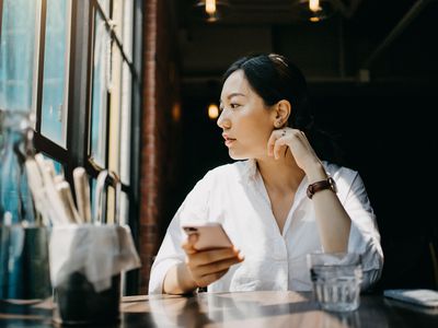 坐在咖啡馆里望着窗外的女人