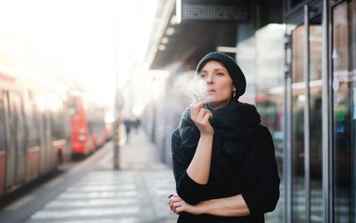 站立外面的妇女抽香烟