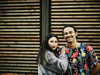 旁边的土着夫妇的照片。