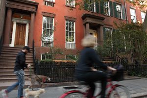 沿着华盛顿广场公园周边行走的行人