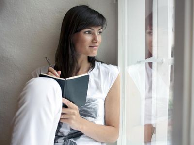 在笔记本的妇女文字