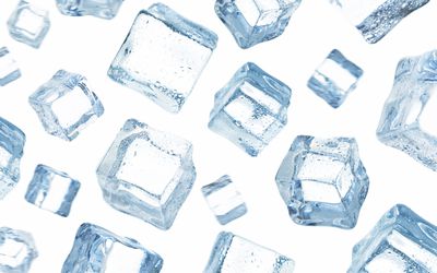 冰块掉落在天空中，在加入冰块一些运动模糊