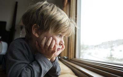 看窗口的哀伤的看男孩