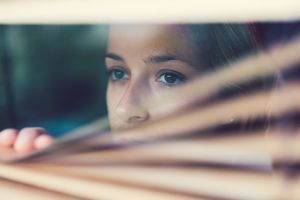 女人凝视着窗外。