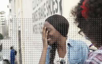 站立在城市街道上的微笑的妇女