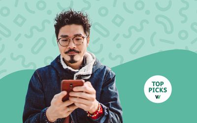 一名男子手持智能手机进行视频通话的合成照片