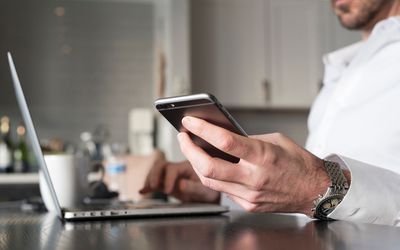 使用笔记本电脑的人