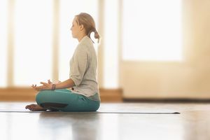 女人在地板上冥想