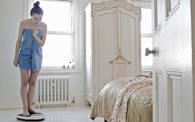 妇女在家称自己