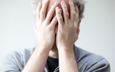 心疼的人用手在他的脸上