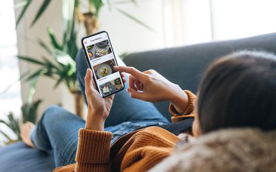 女人在看她的手机