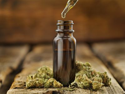 一个带有cannibidiol和marijuana花的滴管瓶