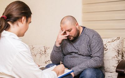 男人看上去都很压抑