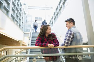十几岁的男孩和女孩在购物中心
