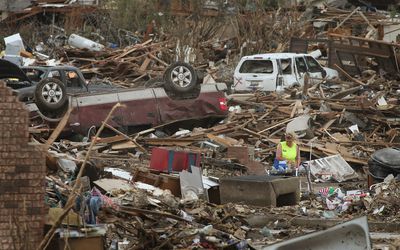 女人在龙卷风的后果