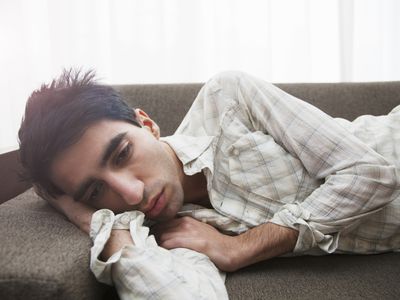 男人躺在家里的沙发上