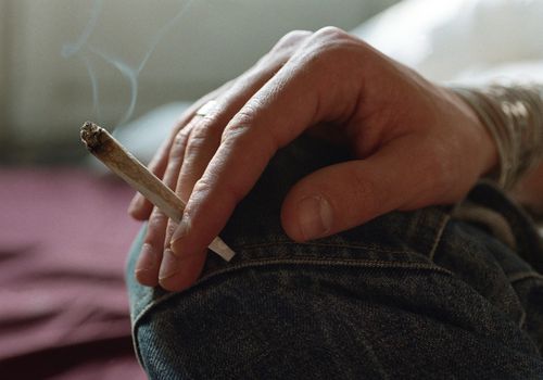 男人的手拿着大麻关节
